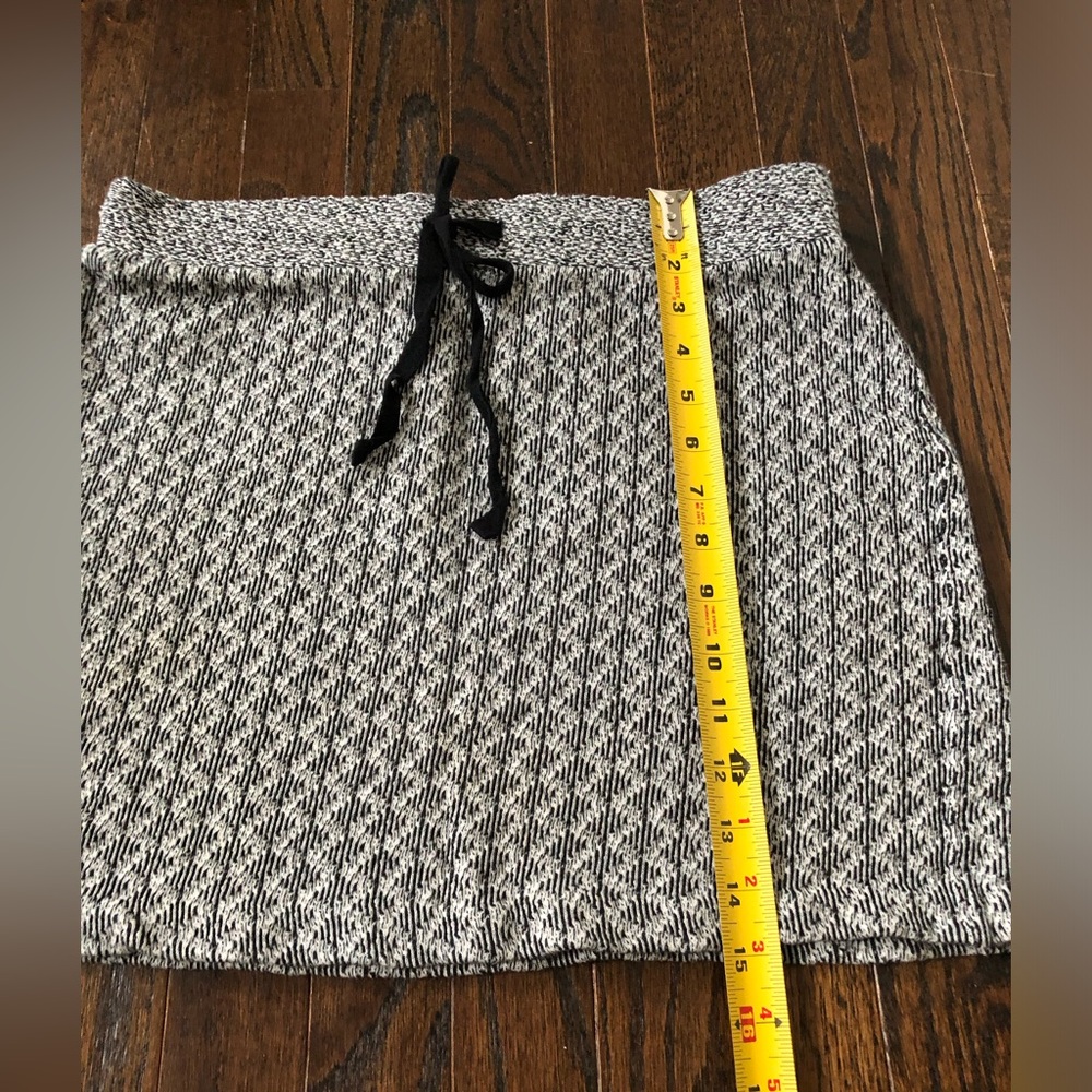 Ann Taylor LOFT Women’s S Black/White Knit Loop Stitch Elastic Waist Mini Skirt - Picture 5 of 10